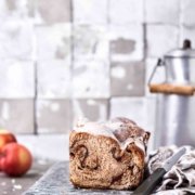 Ich bin eigentlich nicht so der Dinkel-Typ aber es gibt Kombinationen, die durchaus lecker sind. Ein frischer Hefeteig mit Apfelwürfeln und Apfelkraut zum Beispiel. Da lege ich mir gerne noch ein paar Scheibchen für das anstehende Wochenende zurück.