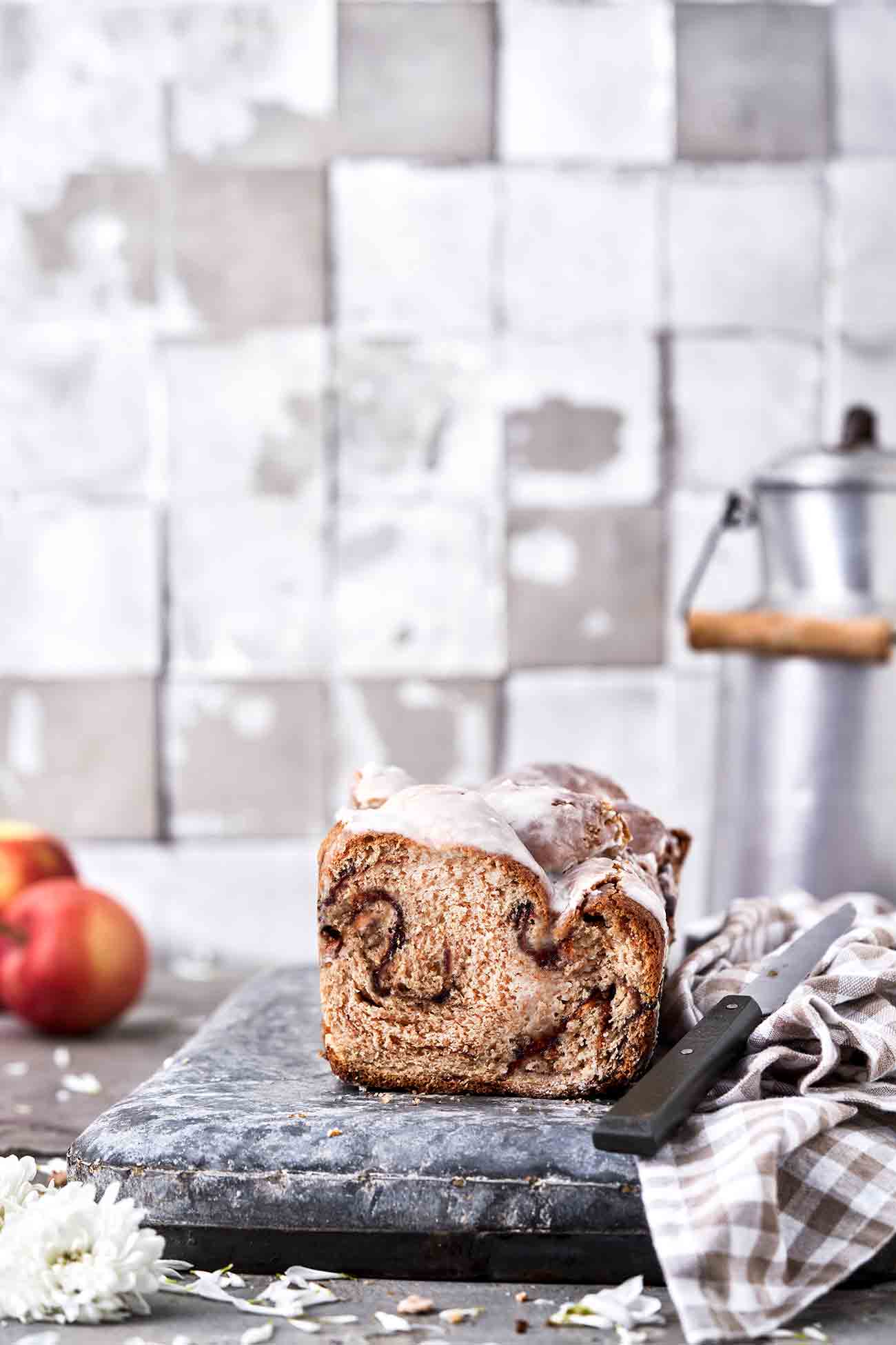 Ich bin eigentlich nicht so der Dinkel-Typ aber es gibt Kombinationen, die durchaus lecker sind. Ein frischer Hefeteig mit Apfelwürfeln und Apfelkraut zum Beispiel. Da lege ich mir gerne noch ein paar Scheibchen für das anstehende Wochenende zurück. 