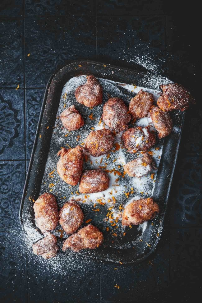 Frittiertes und ich haben ganz oft diesen besonderen Moment. Ich liebe ihn. Diesen Moment, wenn ich mir ein fluffiges Stück in den Mund schiebe und draufbeiße. Unglaublich, besonders wenn diese noch in einer Orangen-Zimt Zucker Mischung gewälzt worden sind.