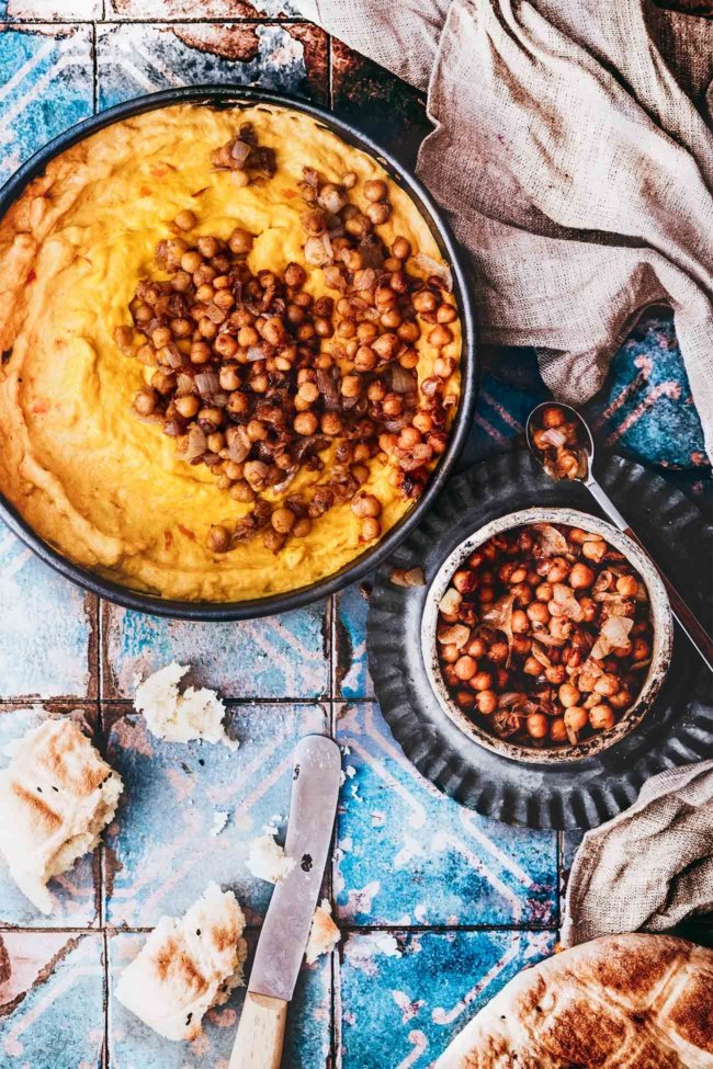 Am Freitag darf es etwas zum Wohlfühlen sein, bevor es morgen mit Kuchen weitergehen wird. Ein leckerer Dip aus geröstetem Kürbis mit Tahini und gerösteten Kichererbsen. Ich mag ihn am liebsten noch etwas lauwarm mit frischem Brot. Und was mach ich mit dem Rest? Den hebe ich mir am nächsten Tag unter ein paar frisch gekochten Nudeln.