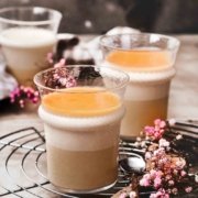 Mit nur 5 Zutaten zur leckersten und fluffigsten Karamell-Mousse? Na klar! Ich liebe Karamell. Im Dessert mag ich es aber nicht ganz so süß und schwer, denn das Mousse ja noch richtig fluffig sein. Was ich damit sagen will: Probiert es aus. Es schmeckt einfach perfekt. Und gebt mir gerne Bescheid, wie es euch geschmeckt habt.