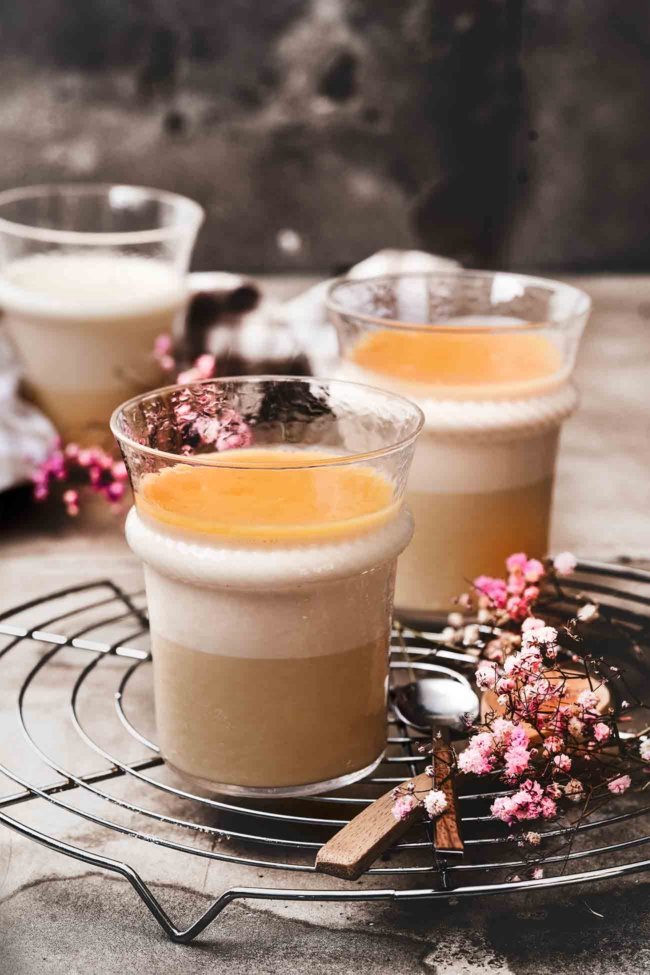 Mit nur 5 Zutaten zur leckersten und fluffigsten Karamell-Mousse? Na klar! Ich liebe Karamell. Im Dessert mag ich es aber nicht ganz so süß und schwer, denn das Mousse ja noch richtig fluffig sein. Was ich damit sagen will: Probiert es aus. Es schmeckt einfach perfekt. Und gebt mir gerne Bescheid, wie es euch geschmeckt habt.