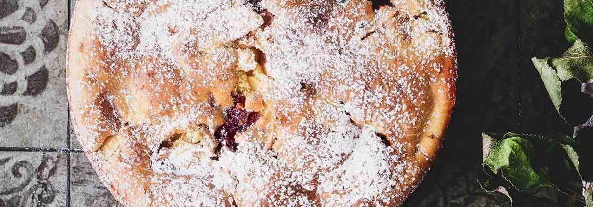 Apfelkuchen. Ich mag sie einfach alle. Aber dieser ist etwas ganz Besonderes, denn der hat nicht fruchtige Äpfel, sondern auch ein paar knackige Amarettinis in sich. Na ja… und etwas Weißwein und ein paar Kleckse Kirschmarmelade sind auch noch dabei. Ein gelungener Kuchen mit Crunch-Effekt.
