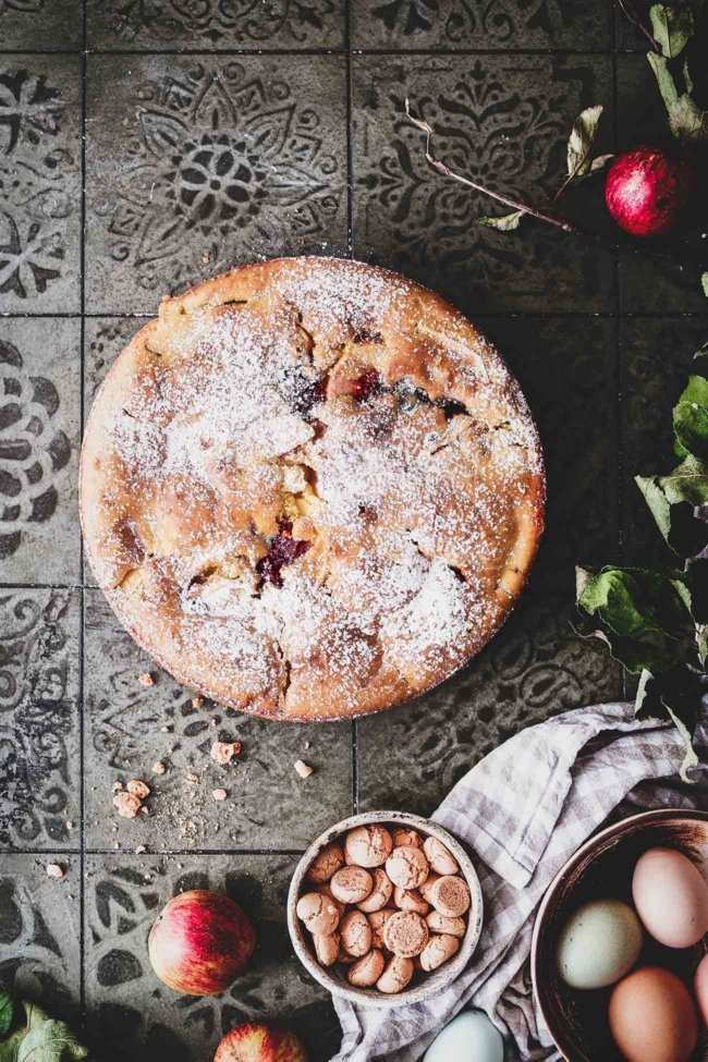 Apfelkuchen. Ich mag sie einfach alle. Aber dieser ist etwas ganz Besonderes, denn der hat nicht fruchtige Äpfel, sondern auch ein paar knackige Amarettinis in sich. Na ja… und etwas Weißwein und ein paar Kleckse Kirschmarmelade sind auch noch dabei. Ein gelungener Kuchen mit Crunch-Effekt.