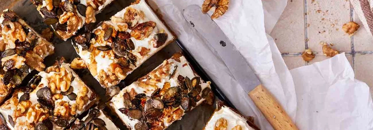 Mein erster Kürbiskuchen in diesem Jahr und ich bin schon ganz hin und weg. Ein klassischer Kürbiskuchen mit Frischkäse-Topping. Das wahre Geheimnis dieses Kuchens… sind die karamellisierten Kürbis-und Walnusskerne, um dem Kuchen diese klebrige Köstlichkeit zu verleihen. Es gibt nichts, was man an dem Kuchen nicht lieben könnte.
