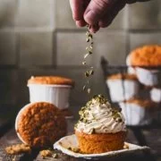 Ihr liebt Karottenkuchen auch, weil er so schön saftig ist, oder? Warum nicht „Carrot Cake“ Muffins daraus machen? Als Topping bekommen sie eine Haube aus einer Frischkäse-Buttercreme mit etwas Sesammus. Die Kombination aus Karotte, Walnüssen und Sesam ist einfach unglaublich lecker.