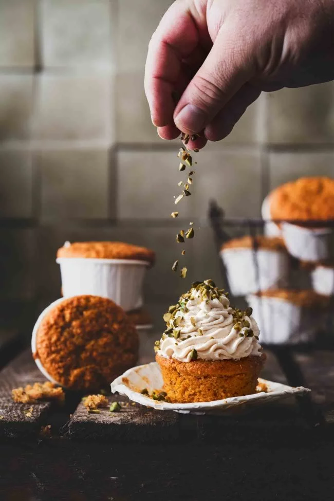 Ihr liebt Karottenkuchen auch, weil er so schön saftig ist, oder? Warum nicht „Carrot Cake“ Muffins daraus machen? Als Topping bekommen sie eine Haube aus einer Frischkäse-Buttercreme mit etwas Sesammus. Die Kombination aus Karotte, Walnüssen und Sesam ist einfach unglaublich lecker.