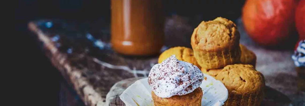 Ui, die waren lecker. Ich bin ja eh ein ganz, ganz großer Fan von Pumpkin Spice und alles was dazugehört. Die Cupcakes bekommen ihren tollen Geschmack nicht nur durch die selbstgemachte Gewürzmischung, sondern auch durch den im Ofen gerösteten Kürbis.