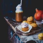 Ui, die waren lecker. Ich bin ja eh ein ganz, ganz großer Fan von Pumpkin Spice und alles was dazugehört. Die Cupcakes bekommen ihren tollen Geschmack nicht nur durch die selbstgemachte Gewürzmischung, sondern auch durch den im Ofen gerösteten Kürbis.