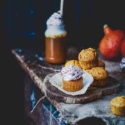 Ui, die waren lecker. Ich bin ja eh ein ganz, ganz großer Fan von Pumpkin Spice und alles was dazugehört. Die Cupcakes bekommen ihren tollen Geschmack nicht nur durch die selbstgemachte Gewürzmischung, sondern auch durch den im Ofen gerösteten Kürbis.