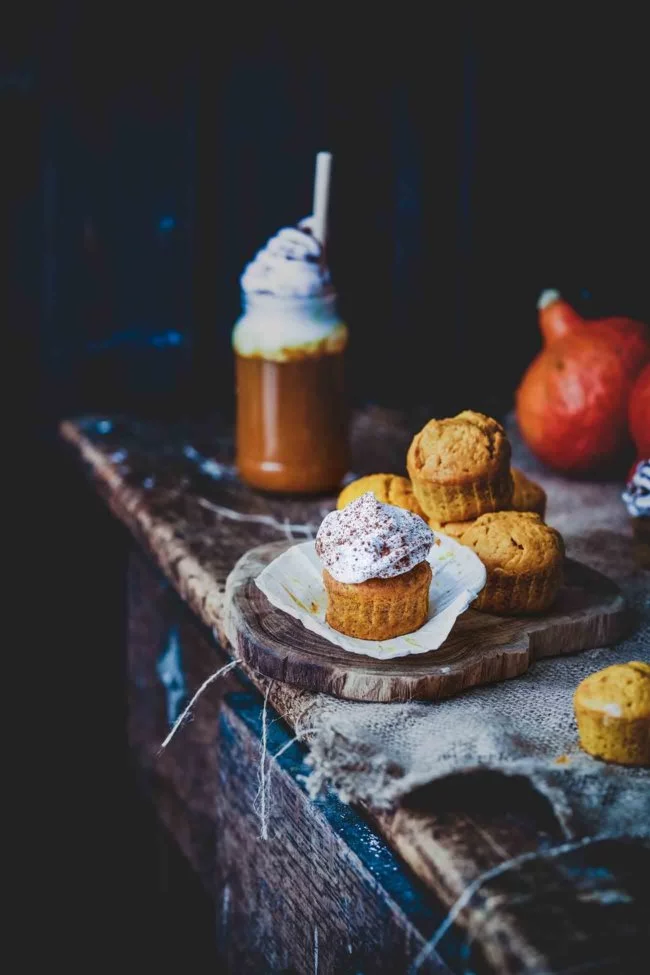 Ui, die waren lecker. Ich bin ja eh ein ganz, ganz großer Fan von Pumpkin Spice und alles was dazugehört. Die Cupcakes bekommen ihren tollen Geschmack nicht nur durch die selbstgemachte Gewürzmischung, sondern auch durch den im Ofen gerösteten Kürbis.