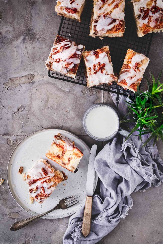 Es liegt was in der Luft…Zimt, Vanille und ein Hauch von Muskatnuss. Also, ich könnte ja auch schon direkt zur Weihnachtsbäckerei übergehen. Aber da dies doch ein wenig zu früh wäre, halte ich mich mit Zimtschnecken & Co. über Wasser. Ich starte mit einem saftigen Zimtschneckenkuchen, von dem ihr sicherlich auch nicht genug bekommen könnt.