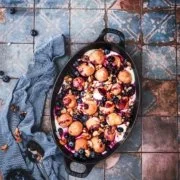 Zeit für ein Dessert! Ein „ratzfatz“-Dessert, dass einfach alle mögen werden. Sahnige Windbeutel auf Schmandsahne mit Heidelbeerkompott und karamellisierten Nuss-Topping. Klingt schon ziemlich lecker, oder?