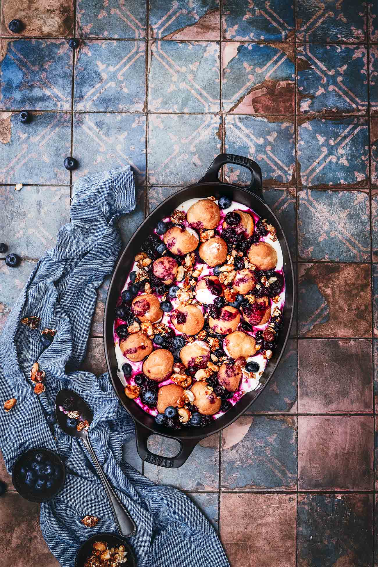 Zeit für ein Dessert! Ein „ratzfatz“-Dessert, dass einfach alle mögen werden. Sahnige Windbeutel auf Schmandsahne mit Heidelbeerkompott und karamellisierten Nuss-Topping. Klingt schon ziemlich lecker, oder? 