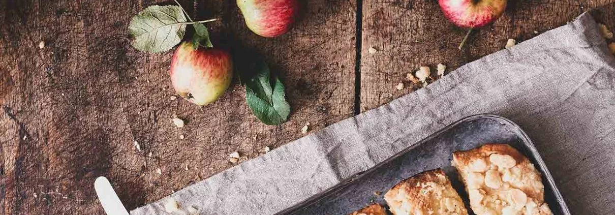 Ich liebe die Apfel-Saison mit all ihren leckeren Rezepten. Wie diesen wirklich einfachen Blechkuchen mit Vanillepudding und Streuseln. Fruchtig, fluffig und so lecker.
