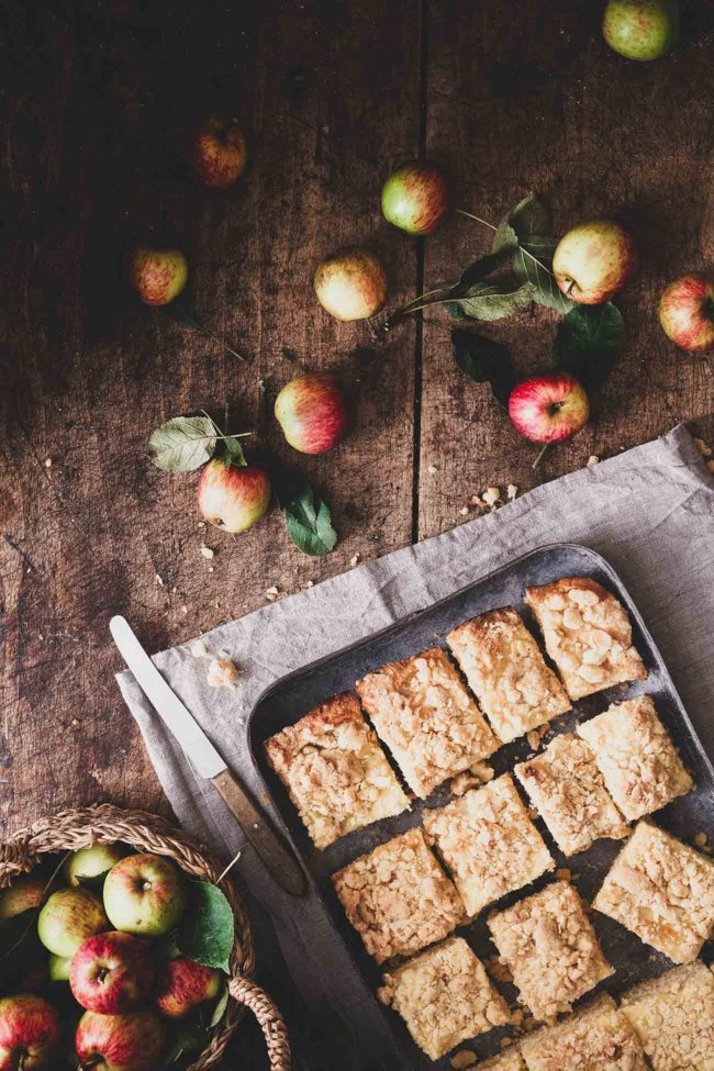 Ich liebe die Apfel-Saison mit all ihren leckeren Rezepten. Wie diesen wirklich einfachen Blechkuchen mit Vanillepudding und Streuseln. Fruchtig, fluffig und so lecker.