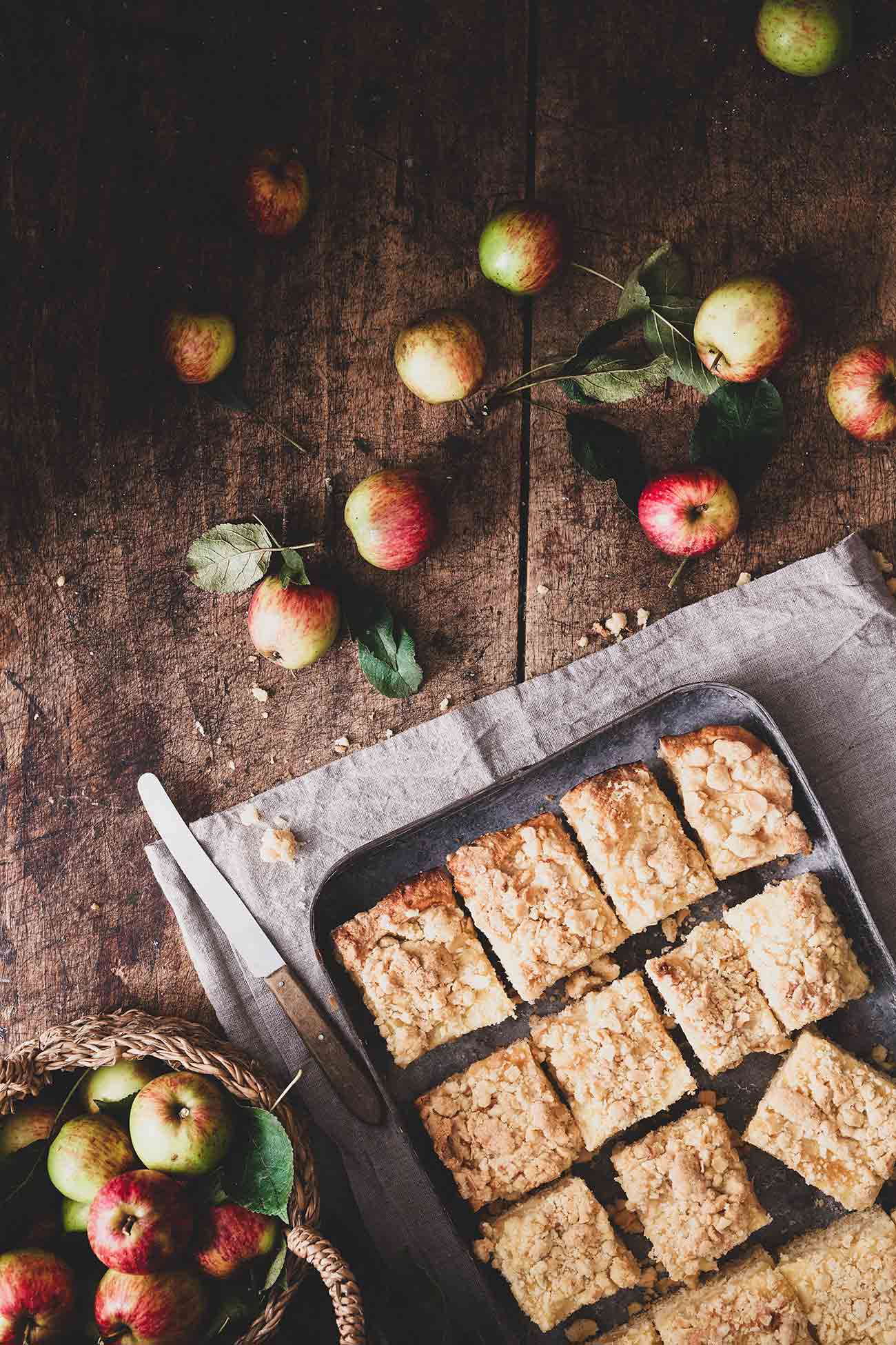 Ich liebe die Apfel-Saison mit all ihren leckeren Rezepten. Wie diesen wirklich einfachen Blechkuchen mit Vanillepudding und Streuseln. Fruchtig, fluffig und so lecker. 