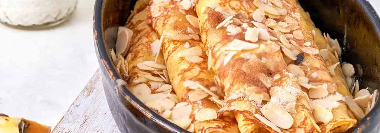 Lust auf ein warmes Dessert? Wie klingen gefüllte Pfannkuchen mit Schmand und Apfelmus und knusprigen Mandelblättchen? Für mich auf jeden Fall sehr verführerisch. Probiert es mal aus.