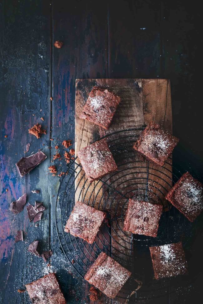 Wisst ihr was ich mache, wenn ich so gar keine Idee habe, was ich als nächstes backen soll? Ich rühre Brownie-Teig zusammen! Denn das Schöne an Brownies ist, dass sie eine Menge anderer Zutaten vertragen. Wie in diesem Fall: Etwas Rum, etwas Zimt und ein paar Bananen. Einfach und gut.