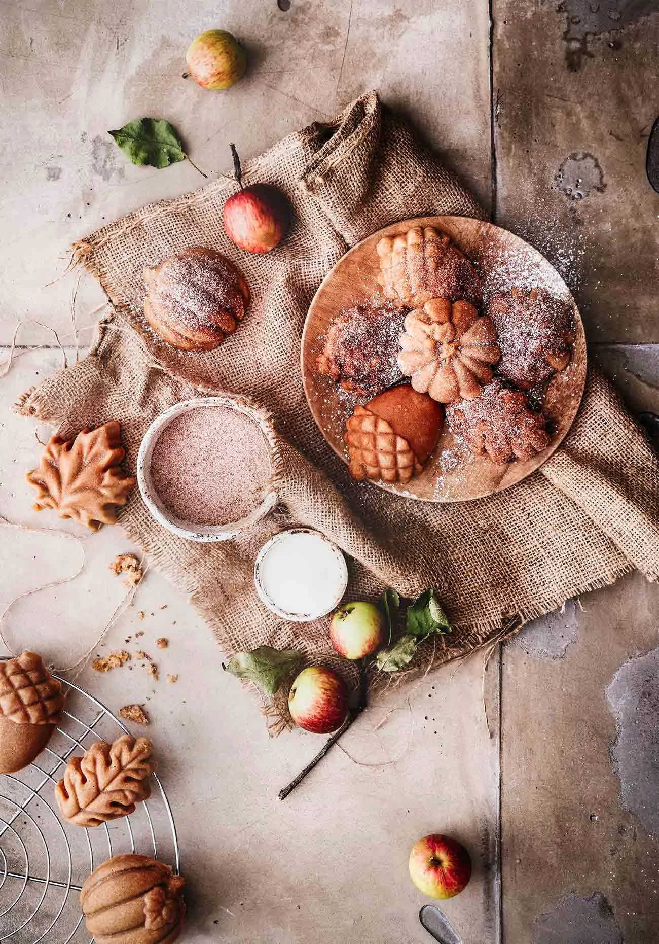 Hach, sind die kleinen Kuchen schön. Ich habe die Form schon seit dem letzten Jahr und bin erst jetzt dazu gekommen, diese zu benutzen. Daher habe ich ganz besonders leckere kleinen Kuchen gebacken, die zum Abschluss mit brauner Butter und einer Zimt-Zuckermischung gekrönt werden. 