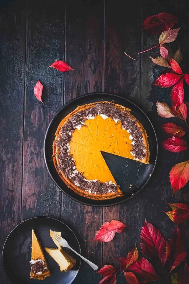 Dies ist wohl der am einfachsten zuzubereitende Käsekuchen der Welt. Ein superleichter Käsekuchen ohne Boden mit einer unglaublich cremigen Kürbisfüllung voller Gewürze. Geschmacklich ist das der Herbst in einen Kuchen gepackt.