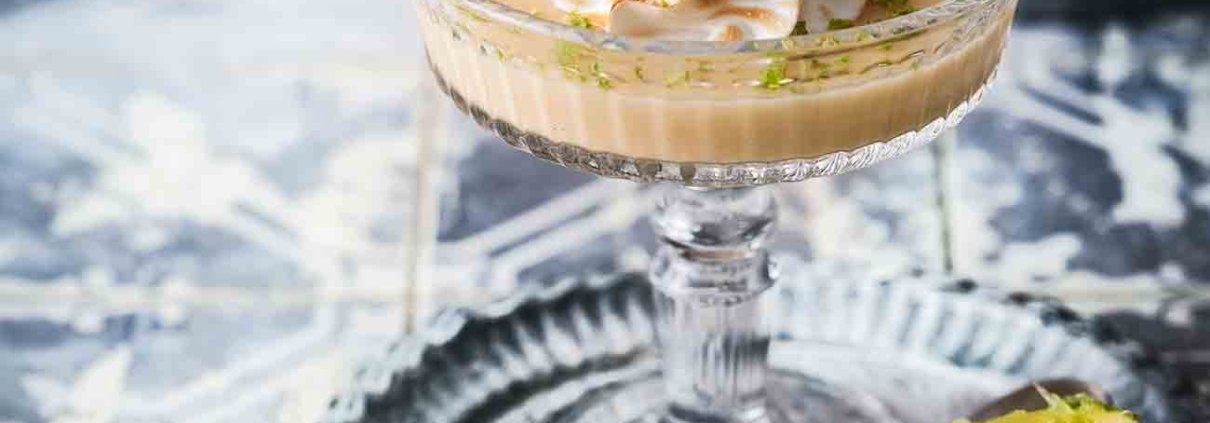 Auch wenn ich innerlich schon auf Herbst, Winter, Glüwein, Zimt und Lebkuchen eingestellt bin, brauchte ich gestern mal etwas erfrischendes. Eine Kokos-Limetten Meringue Tarte im Glas. Einfach gemacht, einfach lecker.