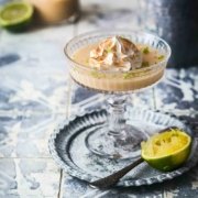 Auch wenn ich innerlich schon auf Herbst, Winter, Glüwein, Zimt und Lebkuchen eingestellt bin, brauchte ich gestern mal etwas erfrischendes. Eine Kokos-Limetten Meringue Tarte im Glas. Einfach gemacht, einfach lecker.