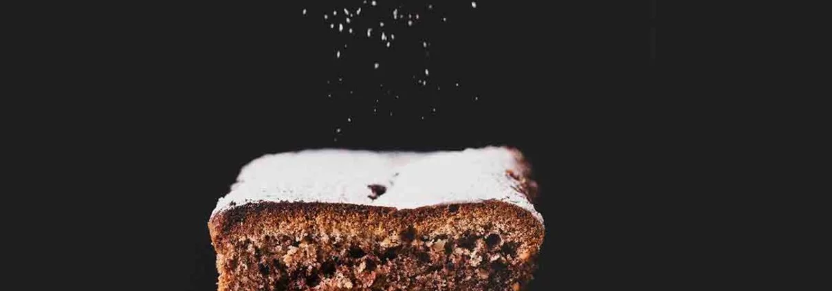 Duftet es bei euch schon ein wenig nach Weihnachten? Bei mir reicht es schon, wenn ein Kuchen mit Zimt im Ofen ist, um ein bisschen in Weihnachtsstimmung zu kommen. Den Rest erledigen Duftkerzen und Glühwein (ist ja schließlich schon kalt draußen). Hier das Rezept für einen zimtigen Schokoladenkuchen