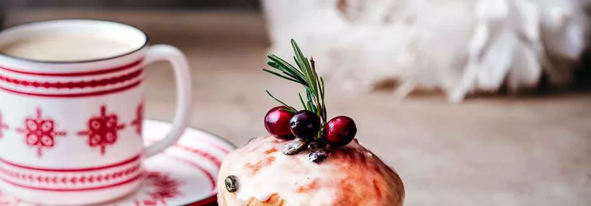 Ein Weihnachtsfest ohne Panettone ist für mich fast unmöglich. Am liebsten mag ich sie klein und handlich mit einer Zuckerglasur. Um der Süße etwas entgegenzuwirken, habe ich die Glasur mit meinem Jacobs Lieblingskaffee Röstung des Jahres Crema mild angerührt. Dieses Jahr habe ich mir extra große Muffinformen gekauft, du kannst sie natürlich auch in einer normalen Muffinform backen.