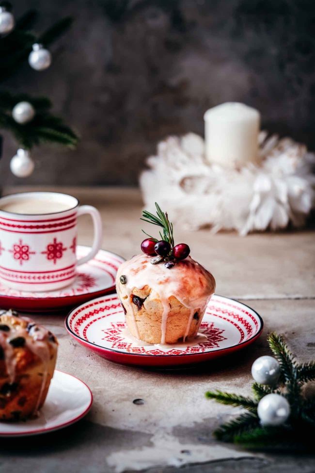 Ein Weihnachtsfest ohne Panettone ist für mich fast unmöglich. Am liebsten mag ich sie klein und handlich mit einer Zuckerglasur. Um der Süße etwas entgegenzuwirken, habe ich die Glasur mit meinem Jacobs Lieblingskaffee Röstung des Jahres Crema mild angerührt. Dieses Jahr habe ich mir extra große Muffinformen gekauft, du kannst sie natürlich auch in einer normalen Muffinform backen.