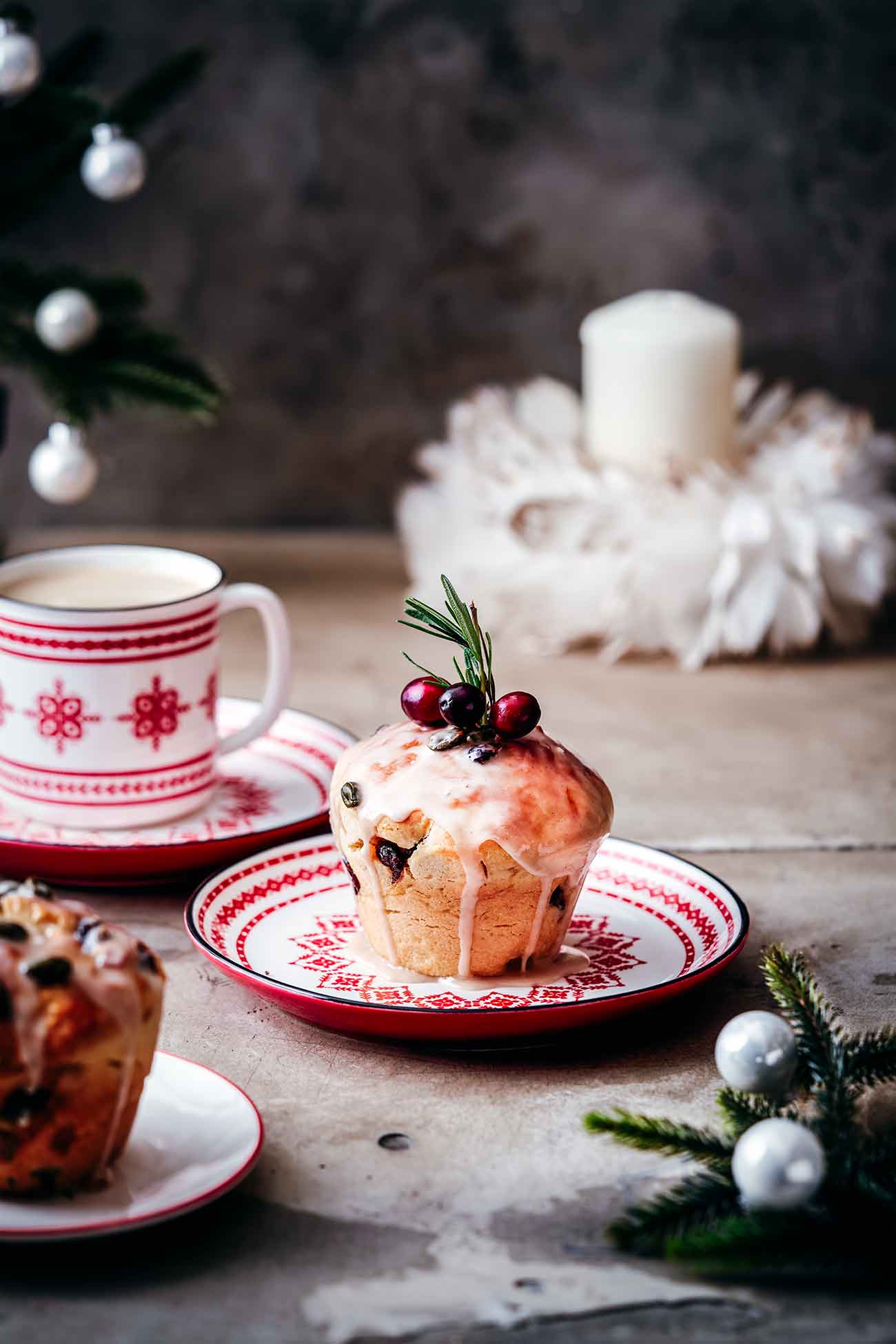 Ein Weihnachtsfest ohne Panettone ist für mich fast unmöglich. Am liebsten mag ich sie klein und handlich mit einer Zuckerglasur. Um der Süße etwas entgegenzuwirken, habe ich die Glasur mit meinem Jacobs Lieblingskaffee Röstung des Jahres Crema mild angerührt.  Dieses Jahr habe ich mir extra große Muffinformen gekauft, du kannst sie natürlich auch in einer normalen Muffinform backen. 