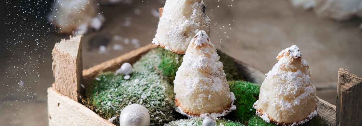 Außen knusprig, innen fluffig. Die klassische Kokosmakrone bekommt ein neues Gewand im Form eines Weihnachtsbäumchens und erhält noch gehackte Cranberries in den Teig.