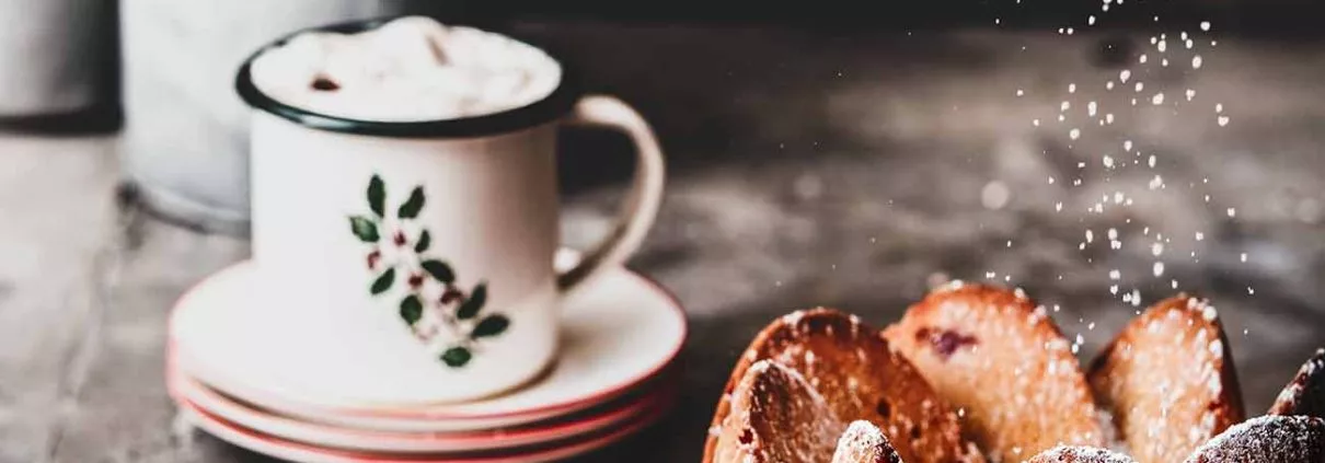 Kirschen und Lebkuchen sind eine richtig gute Kombination und im Teig mit etwas Honig und Mandeln wird daraus ein richtig guter Gugelhupf.