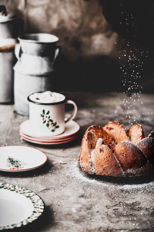 Kirschen und Lebkuchen sind eine richtig gute Kombination und im Teig mit etwas Honig und Mandeln wird daraus ein richtig guter Gugelhupf.