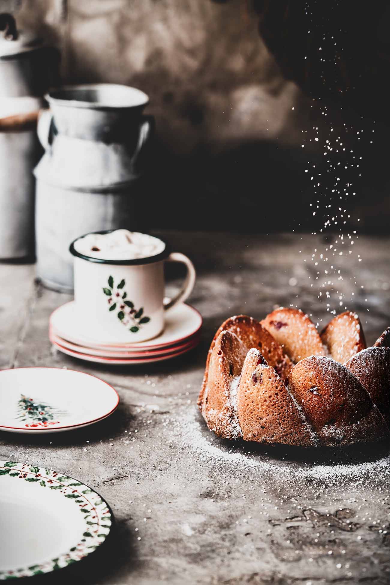 Kirschen und Lebkuchen sind eine richtig gute Kombination und im Teig mit etwas Honig und Mandeln wird daraus ein richtig guter Gugelhupf. 