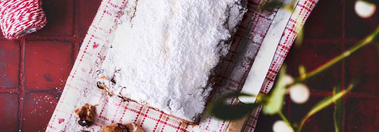 Ein schnell gemachtes Früchtebrot mit Quark und Christstollen-Effekt. Am liebsten mag ich ja, dass das Brot nochmals mit geschmolzener Butter bestrichen wird und dann die dicke Puderzuckerschicht draufkommt. So lecker.