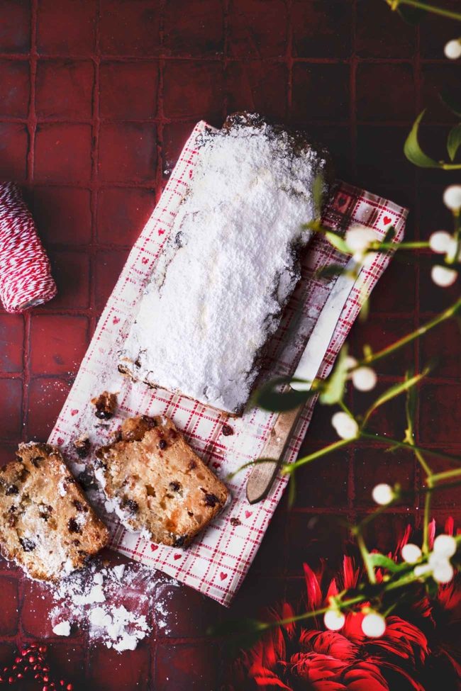 Ein schnell gemachtes Früchtebrot mit Quark und Christstollen-Effekt. Am liebsten mag ich ja, dass das Brot nochmals mit geschmolzener Butter bestrichen wird und dann die dicke Puderzuckerschicht draufkommt. So lecker.