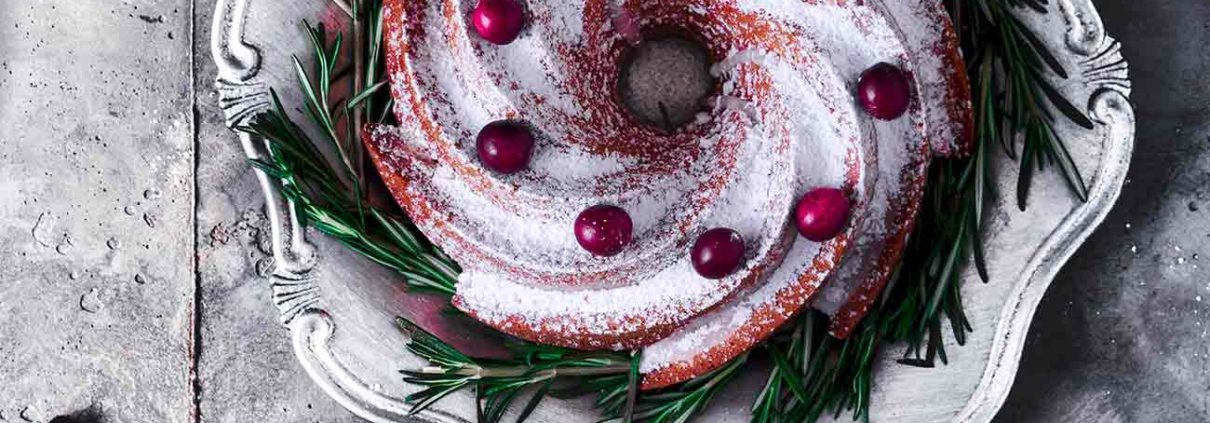 Festlicher geht ein Kuchen kaum: Ein Champagner Gugelhupf mit Champagner Glasur. Und da eine Puderzucker-Glasur meist nicht sooooo hübsch aussieht, hat der Kuchen noch eine dicke Puderzuckerschicht bekommen. Ein Träumchen. Klar, habe ich den Gugelhupf mit Sekt gebacken. Champagner klingt aber einfach besser.