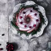 Festlicher geht ein Kuchen kaum: Ein Champagner Gugelhupf mit Champagner Glasur. Und da eine Puderzucker-Glasur meist nicht sooooo hübsch aussieht, hat der Kuchen noch eine dicke Puderzuckerschicht bekommen. Ein Träumchen. Klar, habe ich den Gugelhupf mit Sekt gebacken. Champagner klingt aber einfach besser.