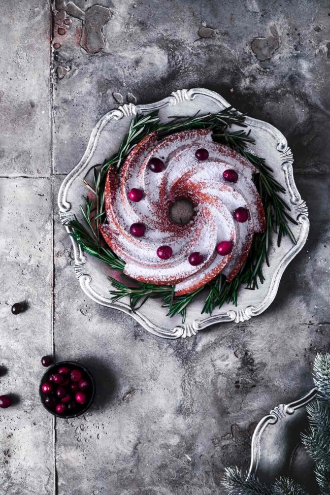 Festlicher geht ein Kuchen kaum: Ein Champagner Gugelhupf mit Champagner Glasur. Und da eine Puderzucker-Glasur meist nicht sooooo hübsch aussieht, hat der Kuchen noch eine dicke Puderzuckerschicht bekommen. Ein Träumchen. Klar, habe ich den Gugelhupf mit Sekt gebacken. Champagner klingt aber einfach besser.