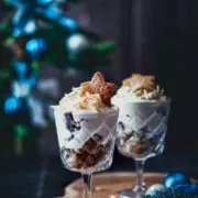 Jetzt mal ehrlich: Entweder hat man schon einmal selber einen gekauft oder man bekommt sie massenweise geschenkt – den verschweißten Christstollen aus dem Discounter. Schmecken tut er ja nicht sehr. Aber…tadaaaaa…man kann ein richtig leckeres Dessert daraus machen. Resteverwertung deluxe.