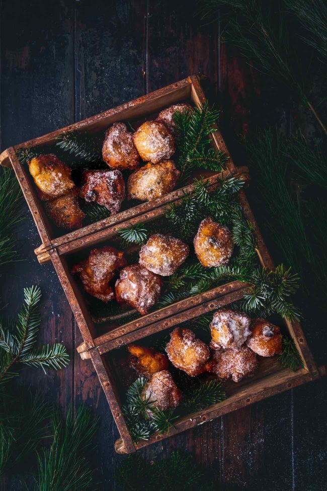 Die Zeit zwischen Heiligabend und Neujahr mag ich ganz besonders. Der Druck des perfekten Weihnachtsfestes ist raus, die meisten Aufträge für dieses Jahr sind erledigt und man kann sich schon etwas auf neue Leckereien freuen. Wie zum Beispiel auf Neujahrskrapfen. Mit Rosinen.