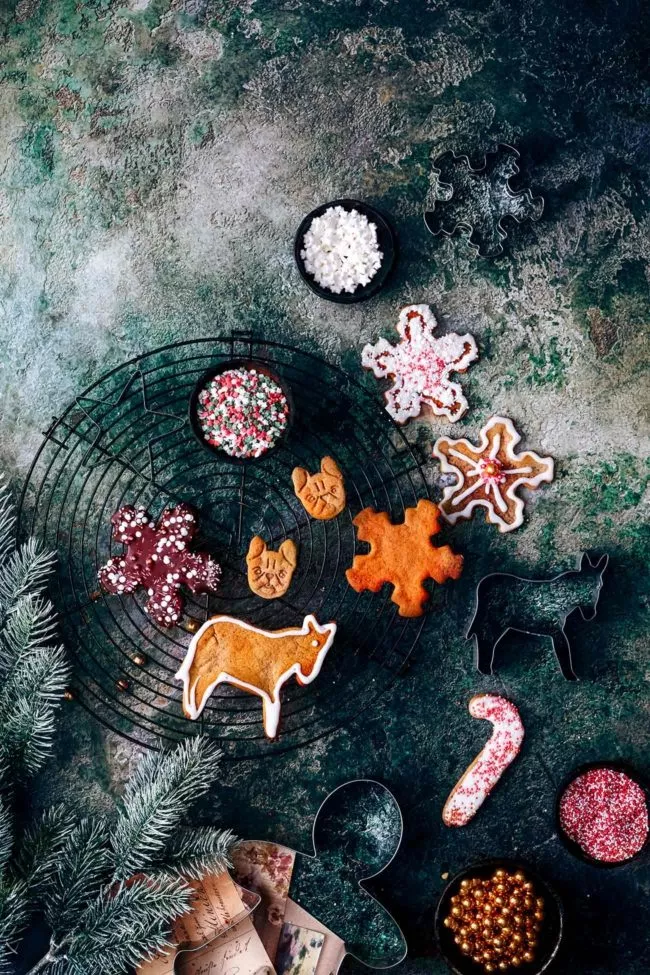 Lebkuchen-Kekse Seien wir mal ehrlich: Ohne Lebkuchenkekse ist die Keksdose nur halb so schön, oder? Anstelle von Lebkuchenmännchen, wird der Lebkuchenteig bei mir noch mit anderen Motiven ausgestochen. Französische Bulldoggen (ihr kennt ja Philip Frederick und Theobald bereits) sind bei mir ebenso beliebt wie Esel und Kamele (auf die Keksausstecher bin ich besonders stolz). Und auch der Teig wird ein wenig mit gemahlenem Kaffee (aus meinen Lieblingsbohnen der Jacobs Röstung des Jahres Crema Mild) verfeinert. Das gibt den Keksen einen extra karamelligen Geschmack. Zutaten für 50 Kekse 250 g Honig 125 g brauner Zucker 80 g Butter 500 g Weizenmehl 2 TL Lebkuchengewürz 1 EL fein gemahlene Kaffeebohnen (Jacobs Röstung des Jahres Crema Mild) 1 Ei 1 EL Pottasche 2 EL Wasser Honig und braunen Zucker über einem Wasserbad unter Rühren erhitzen, bis sich der Zucker vollständig aufgelöst hat Butter unterrühren und abkühlen lassen Mehl, Lebkuchengewürz, Kaffee vermengen Mehlmischung unter die Honigmischung rühren Pottasche in Wasser auflösen und unterrühren Ei unterrühren Teig abgedeckt im Kühlschrank über Nacht ruhen lassen Backofen auf 200 Grad Ober-Unterhitze vorheizen Teig verkneten, ausrollen und mit Keksausstechern Figuren ausstechen, auf ein mit Backpapier ausgelegtem Backblech legen und 6-10 Minuten backen, auskühlen lassen Nach Lust und Laune mit Glasur aus Puderzucker und Wasser verzieren