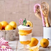 Ich habe es: DAS perfekte Dessert für die Weihnachtstage, zwischen den Feiertagen und/oder zu Silvester. Da das Silvester-Feuerwerk ausfallen muss, gibt es eben eine Geschmacksexplosion aus süß-sauren Zitronen, Vanille und Joghurt. Und dank dem leckeren Lemon Curd von Chivers bist du in wenigen Minuten Startbereit.