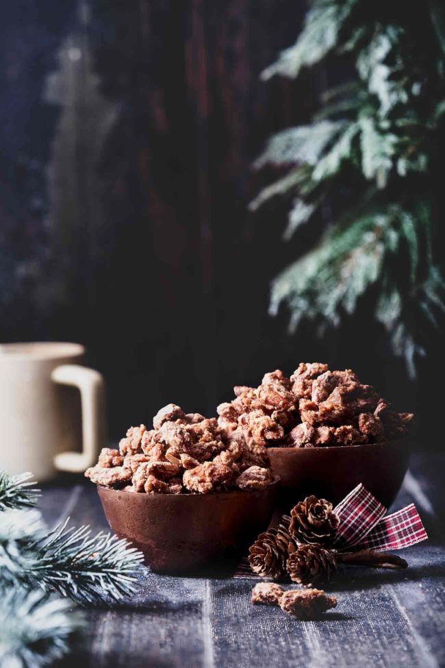 Mittlerweile sind schon so viele Rezepte mit den leckeren Jacobs-Kaffeesorten entstanden, dass es fast ein Buch ergeben könnte. Mit Jacobs hole ich mir nicht nur den Coffee-Shop nach Hause, mit den gebrannten Kaffee-Mandeln auch noch den Weihnachtsmarkt. Herrlich. Die Jacobs Expertenröstung Crema Gold eignet sich nicht nur für das Rezept der gebrannten Mandeln, sondern auch für eine kurze Auszeit beim Geschenke einpacken.