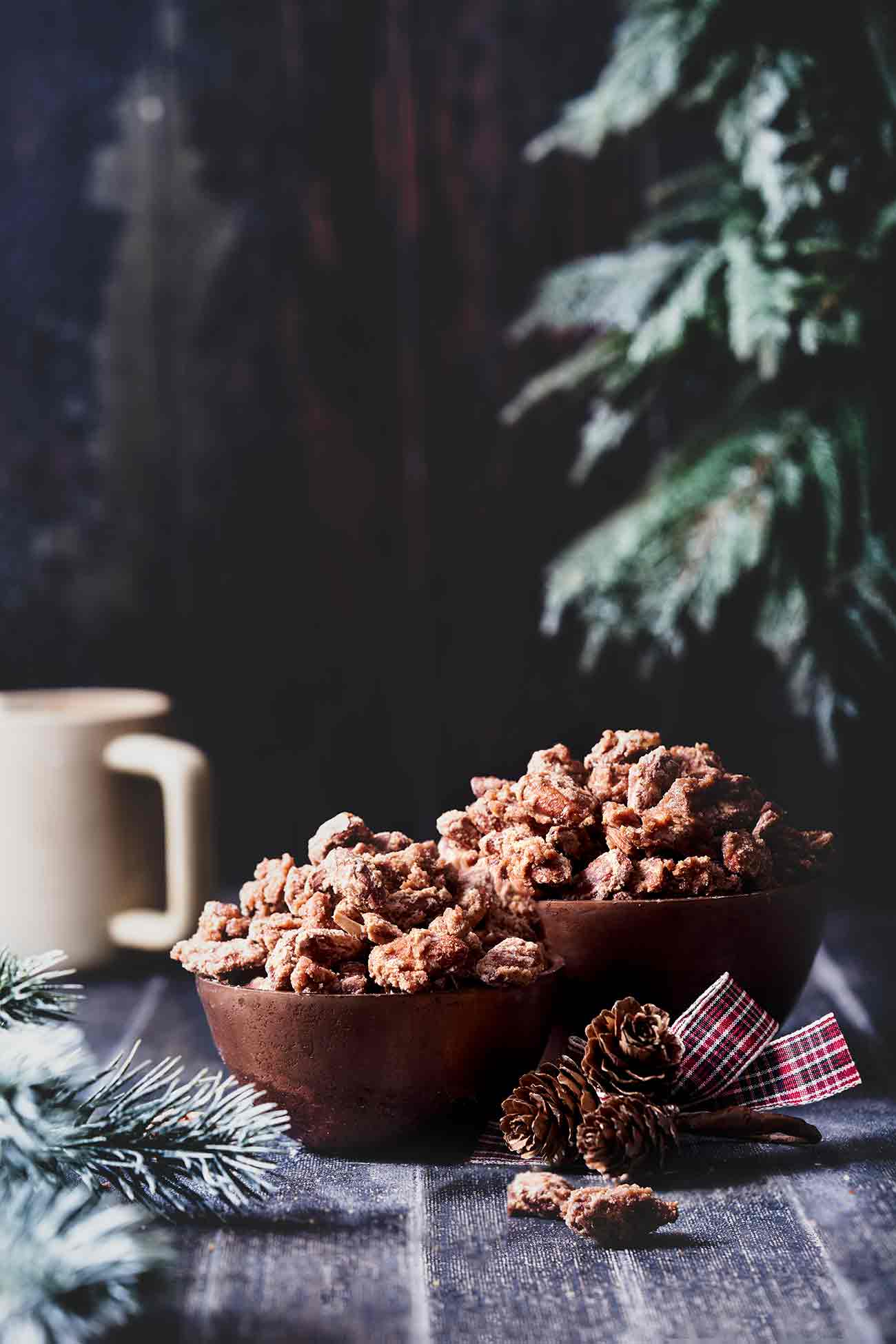 Mittlerweile sind schon so viele Rezepte mit den leckeren Jacobs-Kaffeesorten entstanden, dass es fast ein Buch ergeben könnte. Mit Jacobs hole ich mir nicht nur den Coffee-Shop nach Hause, mit den gebrannten Kaffee-Mandeln auch noch den Weihnachtsmarkt. Herrlich. Die Jacobs Expertenröstung Crema Gold eignet sich nicht nur für das Rezept der gebrannten Mandeln, sondern auch für eine kurze Auszeit beim Geschenke einpacken. 