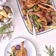 Gemeinsames Essen ist für mich immer ein Stück Heimatgefühl. Ich liebe daher Ofengerichte, die mit minimalem Aufwand herzustellen sind und am besten ganz allein vor sich hin garen, bis sie inmitten des Tisches gestellt werden können und jeder zugreifen darf. Dieses Mal haben wir es uns am Tisch gemütlich gemacht und dabei Barbarie-Entenkeulen mit fast herbstlichem Wurzelgemüse genossen. Und auch hier gilt: Wenn du großartige Zutaten hast, ist das Gericht mit wenig Aufwand schon gelungen.
