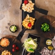 Eigentlich wollte ich schon viel früher mein neues Raclette zeigen, denn ich finde, dass man das ganze Jahr über richtig tolle Raclette-Abende machen kann und eben nicht nur zu Silvester. Schon Mitte des Jahres habe ich mir den Raclette Grill Plug & Share von Tefal zugelegt, weil der (wie ihr auf dem Foto seht) so platzsparend konzipiert ist, dass man richtig Platz auf dem Tisch hat. Ich habe direkt mehrere gekauft, da pro Raclette zwei Personen gemütlich speisen können. Und wenn Besuch kommt, wird durch die Plug-Lösung einfach das nächste Gerät angeschlossen. So können bis zu 10 Personen gleichzeitig entspannt essen. Ist das super? Aber dann kam so viel anderes dazwischen, dass ich (wie ihr alle glaube ich) das Raclette doch erst wieder zu Silvester ausgepackt habe. Und hier kommen meine derzeitigen Lieblingspfännchen. Und da ich doch recht neu auf dem Raclette-Trend aufgesprungen bin, freue ich mich auf Eure Lieblings-Raclette Zutaten.