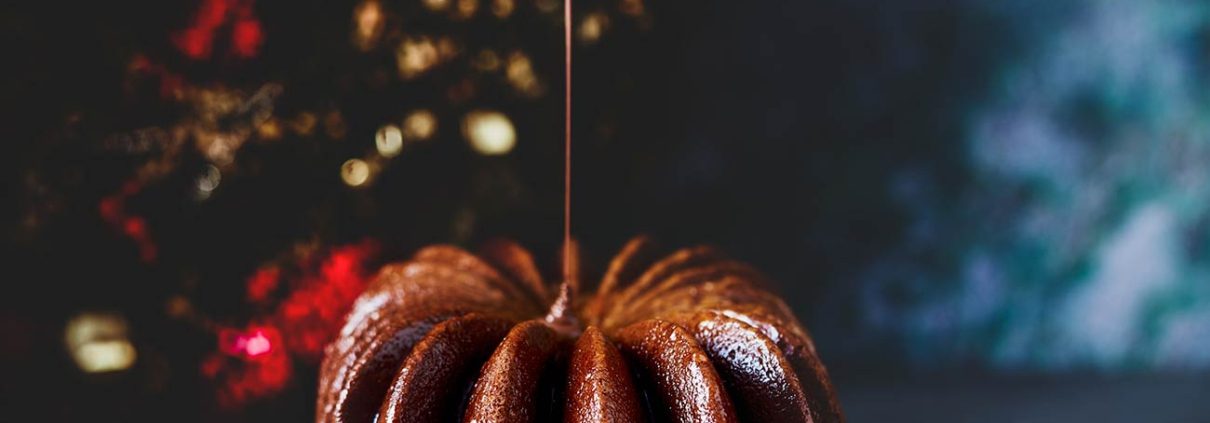 Die Sachertorte wird zum Kastenkuchen, gefüllt mit Aprikosenmarmelade und Schokolade. Eine perfekte Kombination, die schnell gemacht ist und noch schneller gegessen ist.