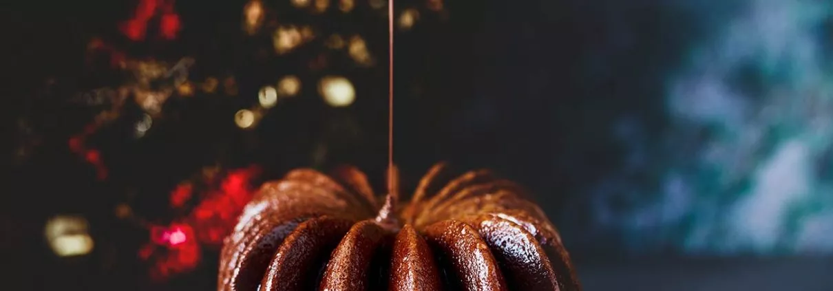 Die Sachertorte wird zum Kastenkuchen, gefüllt mit Aprikosenmarmelade und Schokolade. Eine perfekte Kombination, die schnell gemacht ist und noch schneller gegessen ist.